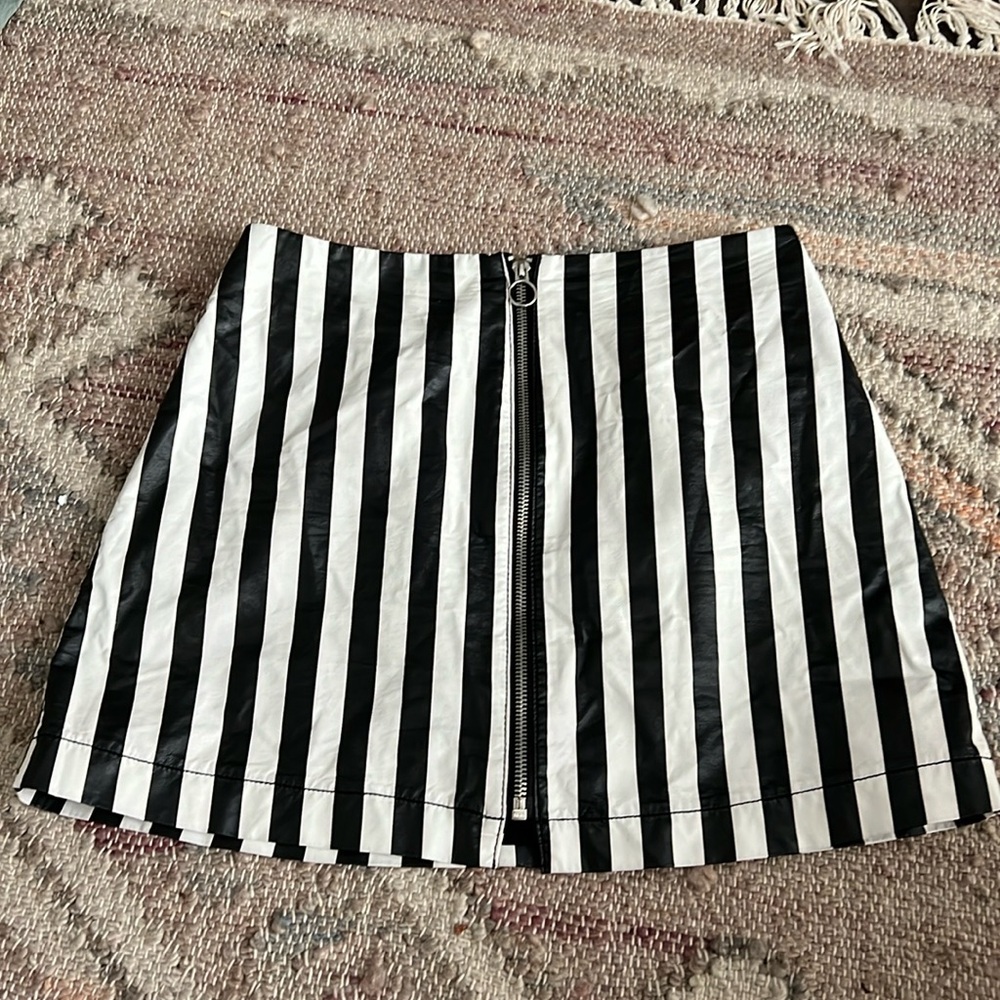 Adorable zip front vegan leather mini skirt